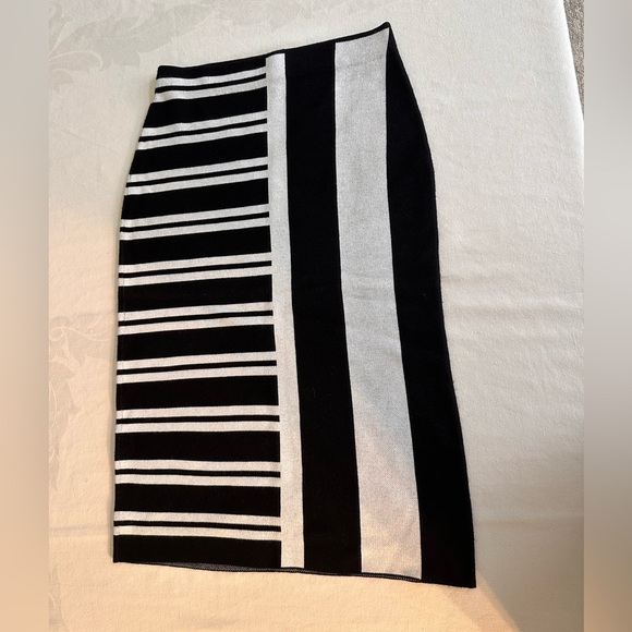 Theory Efersten Mixed-Stripe Knit Pencil Skirt Like New Black & White - Picture 7 of 10